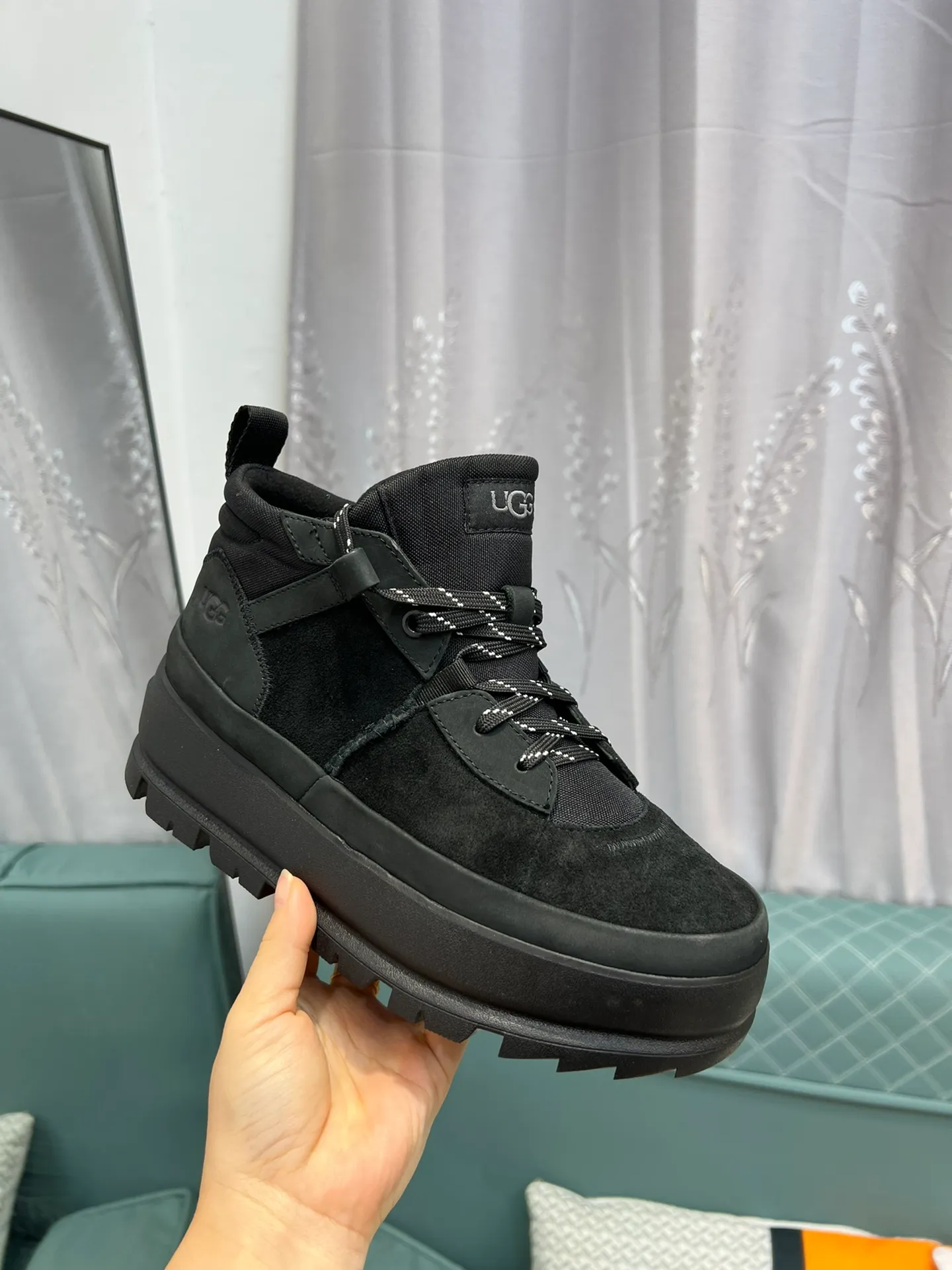 Men's shoes 💰620 (UGG) New 👉 Warm series for casual men, the simple and elegant shoe style sublimates the classics, the fabric is made of imported cowhide embossed ➕ warm real wool lining, and the special rubber outsole upgrades the wearing experience ✌️ Comfortable on the feet, very domineering! Code number:38-44